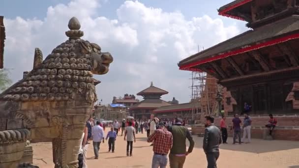 Kathmandu, Nepál - říjen 2018: Durbar náměstí v Bhaktapuru. Káthmándú, Nepál. Bhaktapur je jedním z míst světového dědictví Unesco. — Stock video
