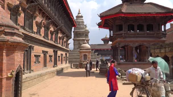 Kathmandu, Nepál - říjen 2018: Durbar náměstí v Bhaktapuru. Káthmándú, Nepál. Bhaktapur je jedním z míst světového dědictví Unesco. — Stock video