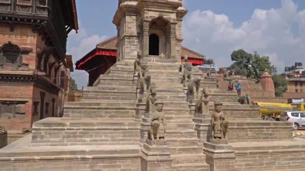 Kathmandu, Nepál - říjen 2018: Durbar náměstí v Bhaktapuru. Káthmándú, Nepál. Bhaktapur je jedním z míst světového dědictví Unesco. — Stock video