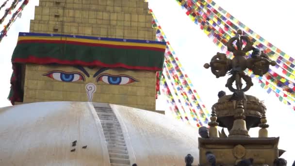 尼泊尔加德满都 2018年10月 尼泊尔加德满都的 Boudhanath Stupa 布拉达纳特是尼泊尔加德满都的一座佛塔 佛塔距离加德满都中心和东北郊区约11公里 是最大的曼陀罗之一 — 图库视频影像
