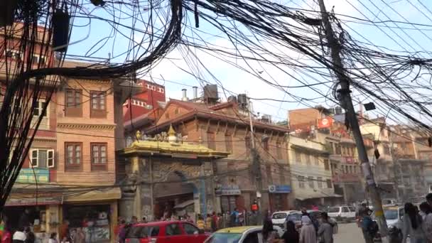 カトマンズ、ネパールのカトマンズ、ネパール - 2018年 10 月: 通り。人とカトマンズ, ネパールの交通. — ストック動画