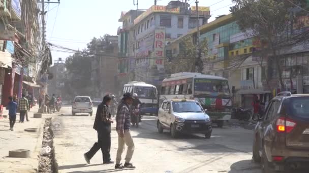 Kathmandu, Nepal - oktober 2018: Street i Kathmandu, Nepal. Människor och trafik i Kathmandu, Nepal. — Stockvideo