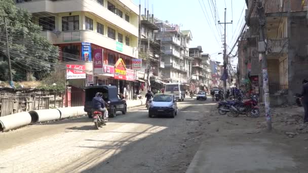 尼泊尔加德满都-2018年10月: 尼泊尔加德满都街。加德满都的人口和交通, 尼泊尔. — 图库视频影像