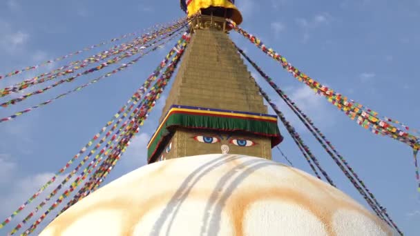 Катманду, Непал: Будханатх Ступа в Катманду, Непал. Бодханатх - ступа в Катманду, Непал. Это одна из крупнейших сферических ступей в Непале . — стоковое видео
