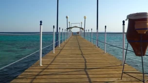 POV caminando a lo largo de un puente cerca del Mar Rojo, Egipto . — Vídeo de stock