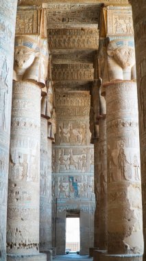 İç Dendera tapınak veya tapınak Hathor. Mısır. Dendera da Denderah, yazıldığından, bir küçük kasaba ve yaklaşık 5 kilometre güneyinde Qena, nehrin karşı tarafta Nil Batı kıyısında yer alan Mısır'daki eski piskoposluk olduğunu. Lo öyle