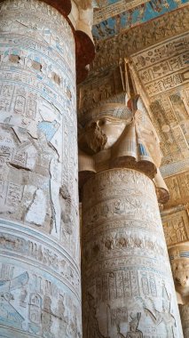 İç Dendera tapınak veya tapınak Hathor. Mısır. Dendera da Denderah, yazıldığından, bir küçük kasaba ve yaklaşık 5 kilometre güneyinde Qena, nehrin karşı tarafta Nil Batı kıyısında yer alan Mısır'daki eski piskoposluk olduğunu. Lo öyle
