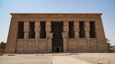 Dendera tapınak veya tapınak Hathor. Mısır. Dendera da Denderah, yazıldığından, bir küçük kasaba ve yaklaşık 5 kilometre güneyinde Qena, nehrin karşı tarafta Nil Batı kıyısında yer alan Mısır'daki eski piskoposluk olduğunu. Bulunduğu yaklaşık olduğunu