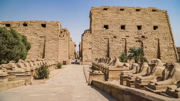 Luksor, Mısır'daki Karnak Tapınağı. Karnak Tapınağı Karnak Arapça Khurnak anlamı müstahkem köy, bilinen karmaşık, çürümüş tapınaklar, Şapel, dikmesi ve diğer binalar Mısır'daki büyük bir karışımı oluşur. İkinci en çok ziyaret edilen 