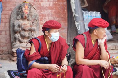 Katmandu, Nepal - Ekim 2018: Budist rahipler Katmandu tapınağın