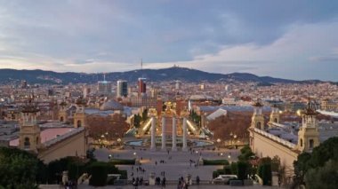 Barcelona günbatımı gece Placa De Espana, İspanya Meydanı, zaman atlamalı. Barcelona, İspanya.