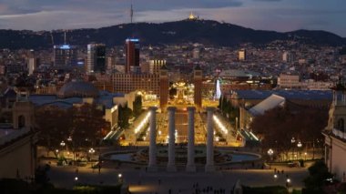 Barcelona gece Placa De Espana, İspanya Meydanı, zaman atlamalı. Barcelona, İspanya.