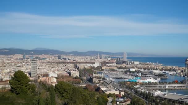 Barcelona, spanien - ca. 2019: damm und hafen in barcelona, zeitraffer. Barcelona, Spanien. — Stockvideo