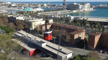 Barselona, İspanya - Circa 2019: Montjuic tepesinden Barselona Panoraması. Limandan Montjuic dağına füniküler. Embankment ve liman Barselona, İspanya.