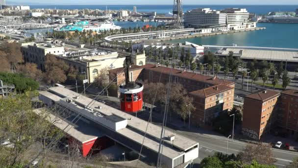 BARCELONA, ESPANHA - CIRCA 2019: Panorama de Barcelona a partir de Montjuic hill. Funicular do porto para a montanha de Montjuic. Embankment and port Em Barcelona, Espanha . — Vídeo de Stock