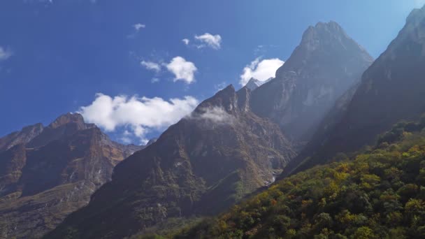 安纳布尔纳峰地区山延时。延时在山上的云彩。尼泊尔. — 图库视频影像