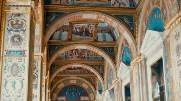Saint-Pétersbourg, Peterhof, Russie, juin 2018 : Palais d'hiver. The Raphael Loggias of State Hermitage Museum in St. Petersburg. Musée de l'Ermitage, est le plus grand musée du monde, fondé en 1764 . — Video