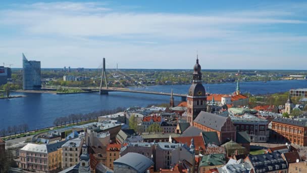 Zeitraffer-Panoramablick auf Riga vom Turm der Peterskirche, Lettland. — Stockvideo