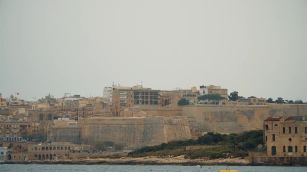 Valletta - Malta, April, 2018: Uitzicht op de Middellandse Zee, Valletta en het eiland Malta. — Stockvideo