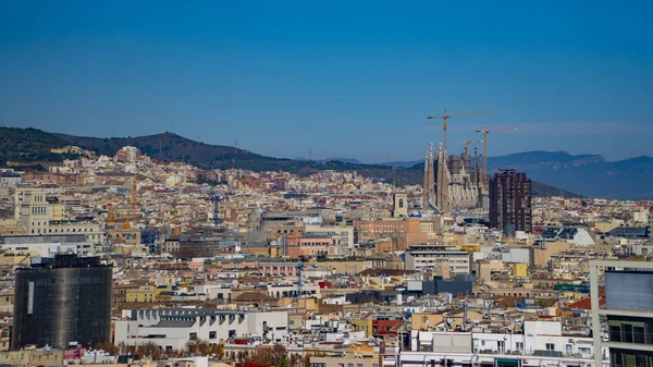 BARCELONA, ESPAÑA - CIRCA 2019: Panorama de Barcelona desde la colina de Montjuic. skyline de Barcelona. Sagrada Familia Zoom . — Foto de Stock