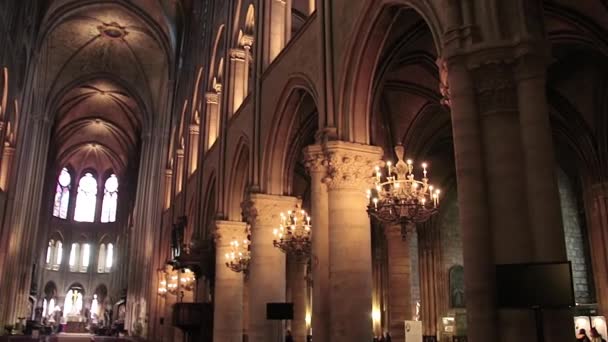 Paris, Frankreich - 22. März 2016: Innenraum von Notre Dame de Paris. Frankreich. Notre Dame Bau begann im Jahr 1163 und wurde im Jahr 1345 abgeschlossen. — Stockvideo