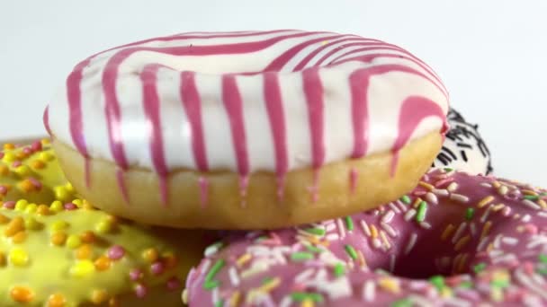 Roterende Donuts Met Verschillende Vullingen Spiegel Tafel Heerlijke Zoete Donut — Stockvideo