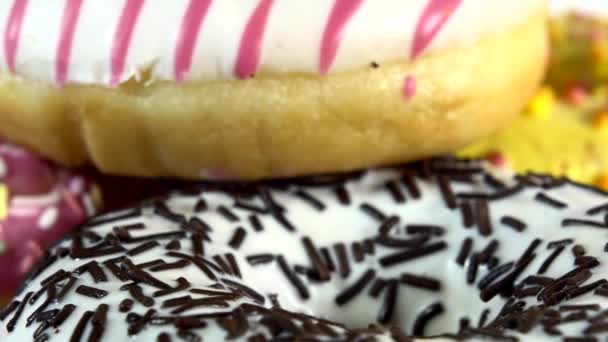 Donuts Rotativos Com Diferentes Recheios Mesa Espelho Delicioso Donut Doce — Vídeo de Stock