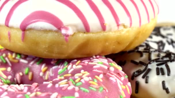 Вращение Пончиков Разными Пломбами Зеркальном Столе Вкусный Сладкий Пончик Вращающийся — стоковое видео
