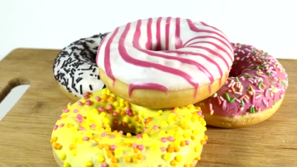 Donuts Giratorios Con Diferentes Rellenos Mesa Del Espejo Deliciosa Rosquilla — Vídeos de Stock