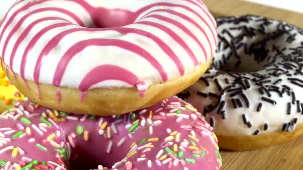 Roterande Munkar Med Olika Fyllningar Spegel Bordet Läcker Söt Donut — Stockvideo