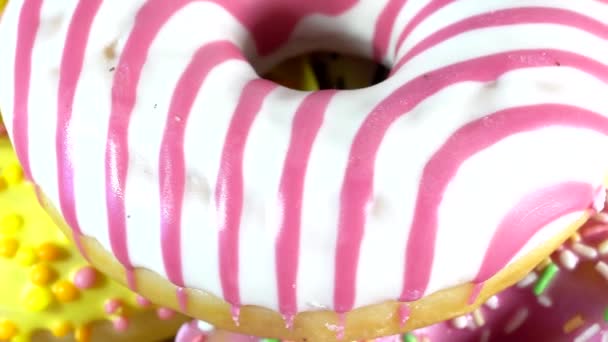 Вращение Пончиков Разными Пломбами Зеркальном Столе Вкусный Сладкий Пончик Вращающийся — стоковое видео