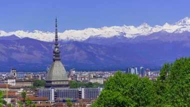 Torino, Torino, arka planda Mole Antonelliana, Monte dei Cappuccini ve Alpler ile havadan timelapse skyline panorama. İtalya, Piemonte, Torino.