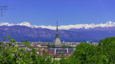 Torino, Torino, arka planda Mole Antonelliana, Monte dei Cappuccini ve Alpler ile havadan timelapse skyline panorama. İtalya, Piemonte, Torino.