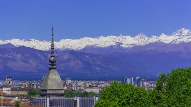 Torino, Torino, arka planda Mole Antonelliana, Monte dei Cappuccini ve Alpler ile havadan timelapse skyline panorama. İtalya, Piemonte, Torino.