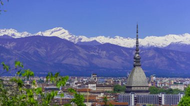 Torino, Torino, arka planda Mole Antonelliana, Monte dei Cappuccini ve Alpler ile havadan timelapse skyline panorama. İtalya, Piemonte, Torino.