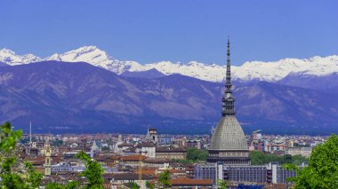Torino, Torino, arka planda Mole Antonelliana, Monte dei Cappuccini ve Alpler ile havadan timelapse skyline panorama. İtalya, Piemonte, Torino.