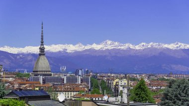 Torino, Torino, arka planda Mole Antonelliana, Monte dei Cappuccini ve Alpler ile havadan timelapse skyline panorama. İtalya, Piemonte, Torino.