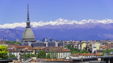 Torino, Torino, arka planda Mole Antonelliana, Monte dei Cappuccini ve Alpler ile havadan timelapse skyline panorama. İtalya, Piemonte, Torino.
