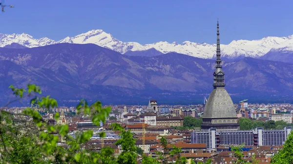Torino, Torino, arka planda Mole Antonelliana, Monte dei Cappuccini ve Alpler ile havadan timelapse skyline panorama. İtalya, Piemonte, Torino.