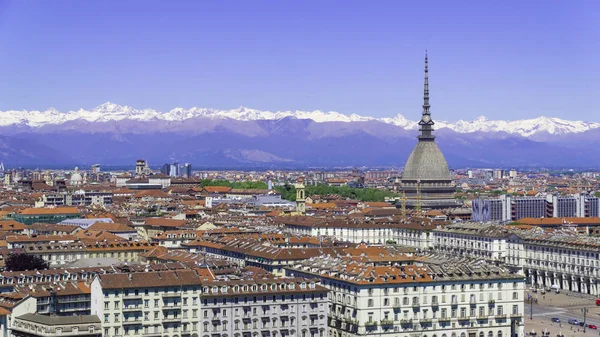 Torino, Torino, veduta aerea sullo skyline con Mole Antonelliana, Monte dei Cappuccini e le Alpi sullo sfondo. Italia, Piemonte, Torino . — Foto Stock