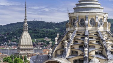 Torino, Torino, arka planda Mole Antonelliana, Monte dei Cappuccini ve Alpler ile havadan timelapse skyline panorama. İtalya, Piemonte, Torino.