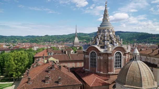 Turyn, Torino, antenowe timelapse panoramę z Mole Antonelliana, Monte dei Cappuccini i Alpy w tle. Włochy, Piemont, Turyn. — Wideo stockowe