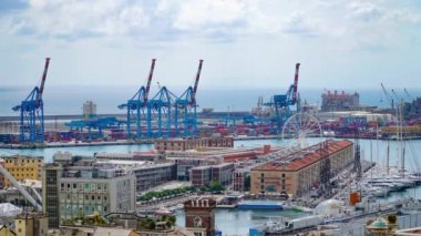 Cenova, İtalya - Circa 2019: Liman Cenova havadan timelapse Görünümü. Genova Skyline, İtalya.