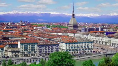 Torino, Torino, arka planda Mole Antonelliana, Monte dei Cappuccini ve Alpler ile havadan timelapse skyline panorama. İtalya, Piemonte, Torino.