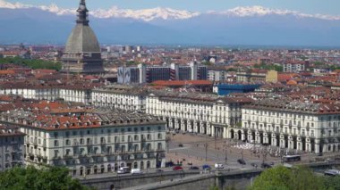 Torino, Torino, arka planda Mole Antonelliana, Monte dei Cappuccini ve Alpler ile havadan siluet panorama. İtalya, Piemonte, Torino.