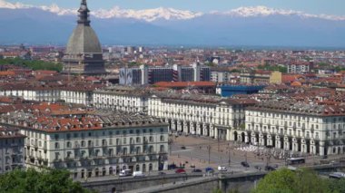 Torino, Torino, arka planda Mole Antonelliana, Monte dei Cappuccini ve Alpler ile havadan siluet panorama. İtalya, Piemonte, Torino.