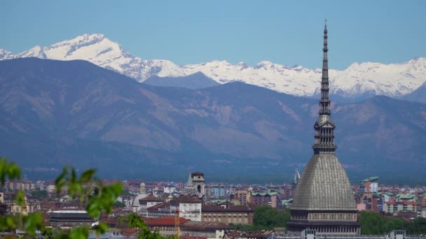 Turín, Torino, vzdušné Panorama s Krtkem Antonellianou, Monte dei CAPI a Alpy na pozadí. Itálie, Piemonte, Turín. — Stock video