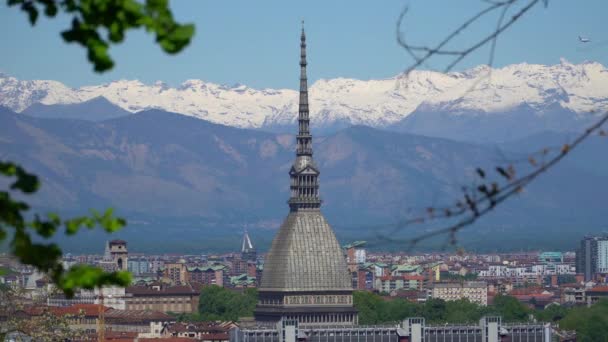 Torino, Torino, panorama aereo sullo skyline con Mole Antonelliana, Monte dei Cappuccini e le Alpi sullo sfondo. Italia, Piemonte, Torino . — Video Stock