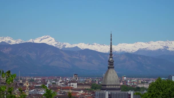 Turyn, Torino, Panorama z lotu ptaka z Mole Antonelliana, Monte dei Cappuccini i Alpy w tle. Włochy, Piemont, Turyn. — Wideo stockowe