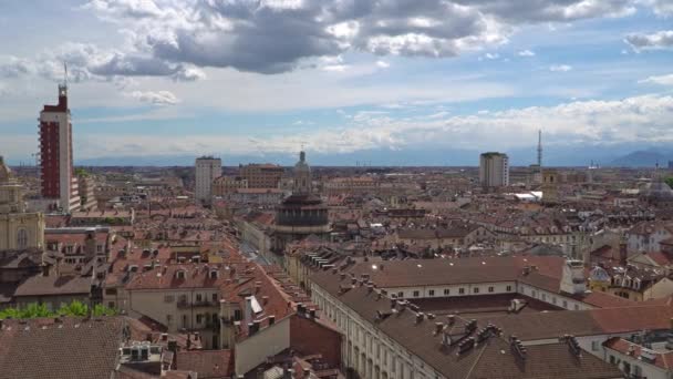 Turim, Torino, panorama de linha do tempo aérea com os Alpes em segundo plano. Itália, Piemonte, Turim . — Vídeo de Stock